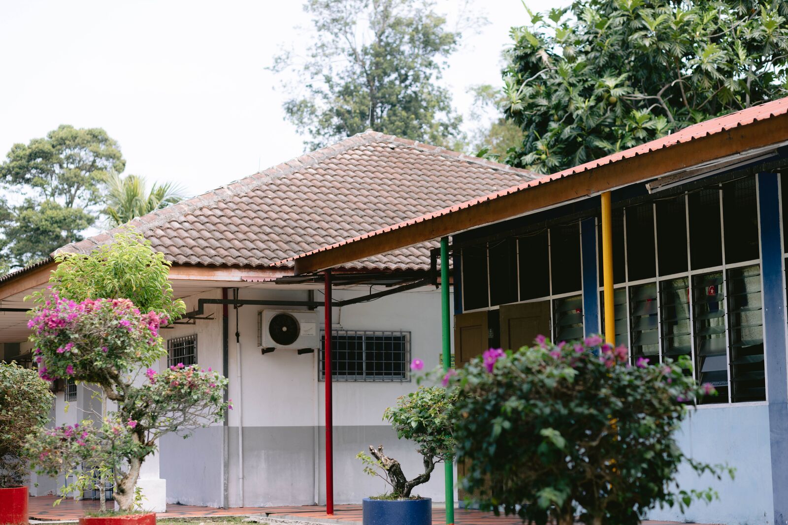 Placeholder gambar bangunan sekolah
